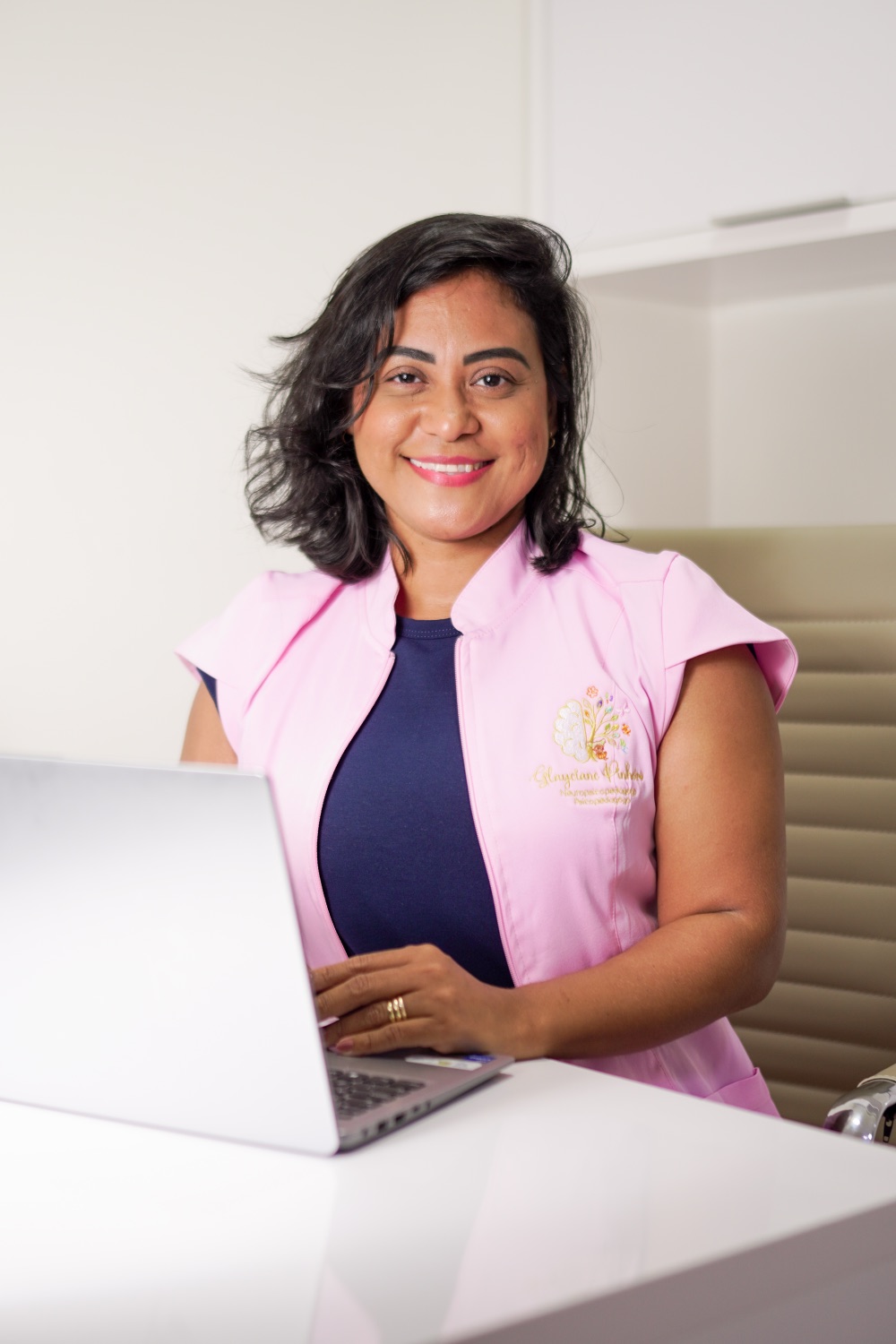 Glayciane Pinheiro, psicopedagoga, em seu consultório